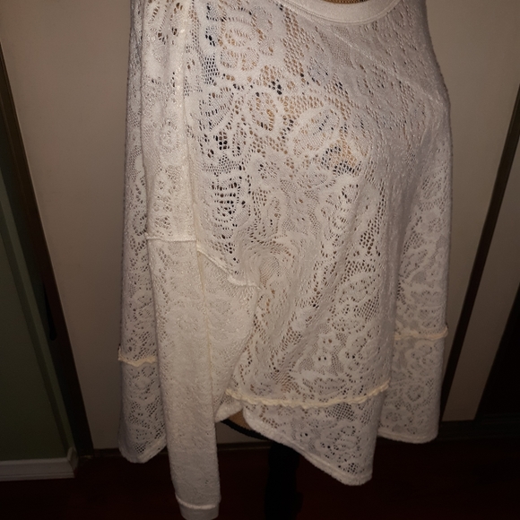 Free People white lace top. Ladies size large - Picture 7 of 9